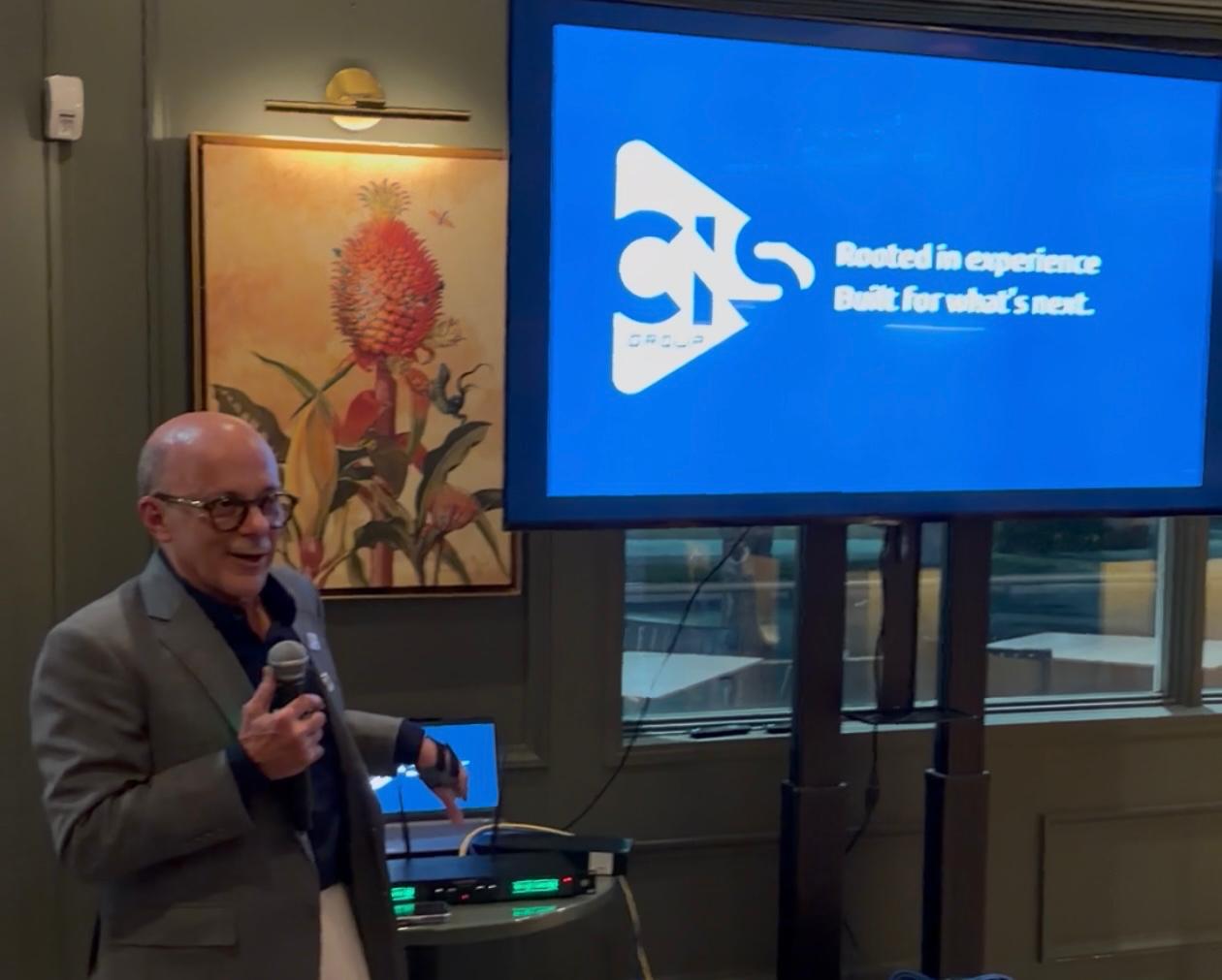 Guilherme Silva speaking at a CIS event